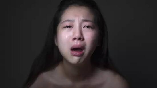 听到这个消息是我妈妈打电话给我,我听到她说“弟弟走了”,然后我不晓得她说的“走了”是什么意思?
我记得我是当天搭车、男朋友陪著我,我们从新竹赶回来高雄已经是晚上十一点多,然后进到殡仪馆去看他。可他的样子看起来就像只是睡著了,就⋯⋯没有什么很大的外伤。我男朋友说,他虽然没有兄弟姐妹,但他看到照片时,真的很想揍那个司机:“你知不知道你弟弟在现场流了多少的血?”
我心里面一直觉得,如果当时我知道他是骑摩托车去上学,有跟我爸妈讲,是不是他今天就不会不见了?
是不是他今天就会还在?