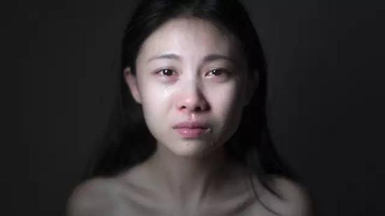 我一直想当男孩子,一直很想变性。我长大的过程中其实遇到了很多让我更加想变性的事情。
在交第二个男朋友时,我本身对性方面没有很强烈的需求,结果就被强暴了。他很爱吃醋,会强迫发生性关系,不愿意戴套子,有一次我就怀孕了。我不敢跟别人讲,结果他居然跟我室友讲,然后室友就在学校里传我是破麻(婊子)。
当时我第一次意识到我是女孩子这件事。女孩子就会吃这种亏,我觉得如果我是男生,我就不用想我是不是破麻。
我就一直没有办法再跟下一个男生谈恋爱了,因为这个状况,加上我本来就是双性恋者,所以就更喜欢女孩子。