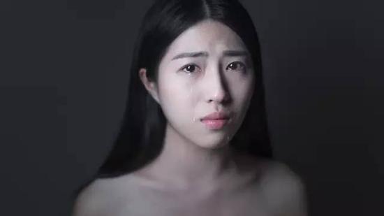 很多人看到我们平常参加很多活动,会觉得好像很风光的样子,其实只是坚强的活著而已。
记得当时我们来北京,真的是没有钱,几千块交房租,交完就剩一分钱了。我还在找工作,只能靠姐姐每个月上课教琴挣两百块,平常跟家人通电话也不敢跟父母说自己有多惨多惨,报喜不报忧,都是笑完以后转身自己一个人在那裡哭。
不过现在终于熬过去了。