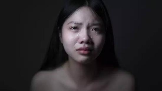 有次我陪著阿嬷去安养院找失智症的阿公,他见到她的第一眼就哭了。他说:“为什么我会在这里?带我回家好不好?”那个画面我想我这辈子都忘不了,心痛到极致,他们俩个抱在一起哭,我在旁边看了眼泪没停过。