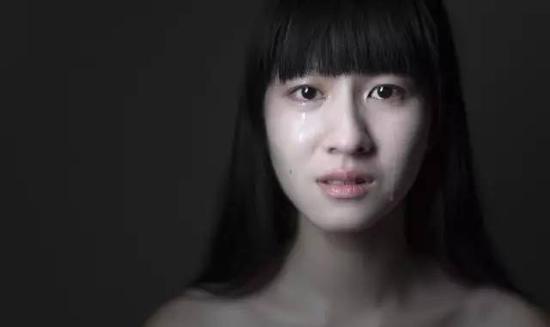 有时候真的很希望我男朋友家里条件不要那么好,他不要去英国,我们就不会分手了。我连看到别的女生跟他男朋友一起吃烧烤,就路边那种很普通很普通的烧烤,我都觉得好羡慕。我觉得这是我无法实现的。我不需要你多有钱,我只要你能在我身边很普通的过日子,这样就好。