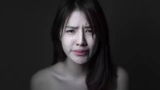 我爸爸是个惯性赌徒。十二岁的愚人节,我忘不了那一天凌晨妈妈急着要我们收拾家当,搬到亲戚家避难。避什么?避高利贷。他喜欢拿自杀当作解决办法,妈妈也一次次心软原谅他。十三岁开始自己正式半工读,尽量不靠家里。我以为这是减低家人负担的良好行为,但愈做愈多发现:我变成了提款机。
最近一次是2012年8月,我一个人去面对了十八个高利贷,怎么还那笔债的?我在酒吧唱歌。不只是唱歌,还要跟每桌客人应酬,每天工作到凌晨三点,每天吸二手烟,还要小心避开咸猪手。高利贷还试过找上门,给我「机会」赚更多钱,只要我愿意「牺牲」。