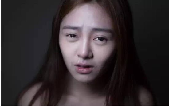 还记得我吗?我是XXX,上个月要拍《哭泣女孩》时突然接到弟弟车祸过世而离开的女孩。弟弟的后事办完了,这段期间一直想着那天的一切,我不想忘记弟弟,想纪念这那一天,那一刻,十月二十号中午,在你家接到弟弟的噩耗。
如果可以,我想回到那个地方拍下未完成的照片,弟弟生前知道我要去拍摄《哭泣女孩》,一直期待着照片,我希望不仅是完成未完成的照片,也想让自己永远不要忘记我是在那时候失去弟弟的。
十二月四号是我二十五岁的生日,我想在那时过去拍摄,可以吗?