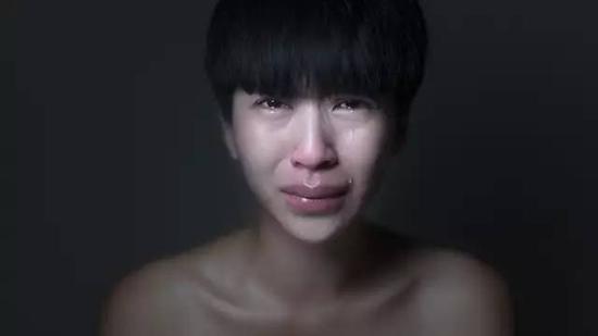 有一次我跟他吵架,因为我抓到他要出轨但没有成功,我就在他朋友面前不给他面子说了几句。他回去跟我大吵,一直不原谅我,那时候我为了要挽留他,甚至跪下跟他道歉。这件事我都不敢跟任何人讲。