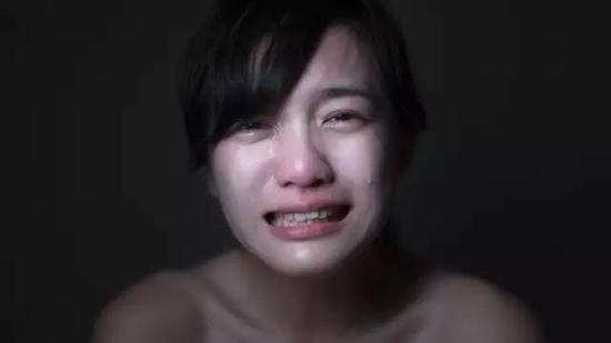 过年去看我爸,带他去大润发买东西。他说眼镜坏掉了,我就去帮他配了一副,然后他戴著眼镜就很高兴啊──又看看自己的手表,我看了一下说你手表停了耶,他就说嗯。就是想要戴著。他觉得他在疗养院没有家人陪伴他,女儿不孝,把他送进去就不理他了,可是我无能为力,我没办法一个人照顾他。
摄影师:那个表对他来说是?
哭泣女孩:不是重要的,他只是想要戴著,就是像正常人一样,有隻表可以戴,有好的东西可以放身上,这样,然后,没了。