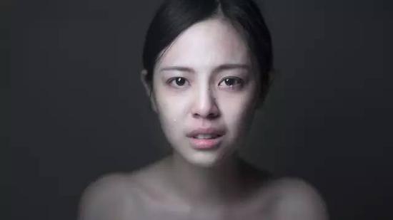 他对我说:“你知道假如交往对象的脸书没有超过三个共同好友,会比较适合在一起吗?”我还很傻的以为他只是不希望一段感情有旁人干扰。后来才发现这个假设只是方便他在不同的领域乱搞。
虽然他绝对不是我最爱的那个人,但的确曾经是我想好好维持一段感情的对象。我们分手后的几个月,他一直积极营造复合的可能,但后来我才辗转发现,原来他早在半年前就劈腿了一个空姐,而对我忽冷忽热的态度完全可以跟他新女友的班表对照。