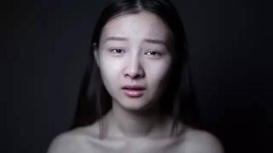 我们分手时,他就在那边哭说从来没有人像我一样对他那么好,他很后悔什么的。我听了只觉得很困惑:既然你也知道从来没有人对你那么好,那你为什么还要做这些事?
还是在我们的房间耶。在我们房间门口是我的鞋子,衣柜是我的衣服,到处都有我们的合照,你们竟然也做得下去?好扯喔,好奇怪喔!
最后他其实还是有骗我,是他朋友看不下去才告诉我的。因为我那天一直哭,他朋友才告诉我说:“有!还不只一次,这样你可以死心了吗?”我听到当下,心是完全沉下去、沉到肚子,好凉,凉飕飕,然后失控在那边大哭,呵呵呵。