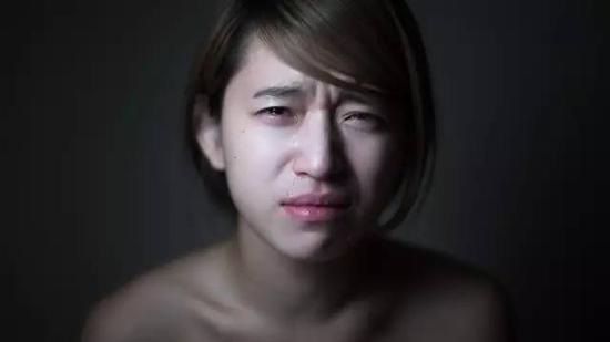 我虽然有两个姐姐,可是她们觉得妈妈会花钱,都没有拿生活费回来,变成是由年纪最小的我去赚钱,所以我从学生开始就去接CASE,有时压力真的很大。两个姐姐都这么大了,可是为什么是最小的我在付钱?
就是因为这样子,我就会对妈妈发脾气,后来想想觉得很对不起她,因为她对我那么好、那么爱我,可是我却对她这样,我真的希望可以好好的赚钱,让这个家过得好一点。