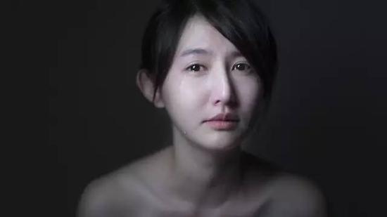 她就这样一直吐一直吐,从呕吐到吐水,从吐水到呕血。卫生纸换成了塑胶袋,塑胶袋换成了黑色垃圾袋,到我手拿的袋子跟换袋子的速度来不及给她吐的时候,就眼睁睁的看著她倾身吐得走道全部都是喷出来的黑血。“妈,我们去医院好不好?我们去医院好不好?”这竟然是我对她说的最后一句话。