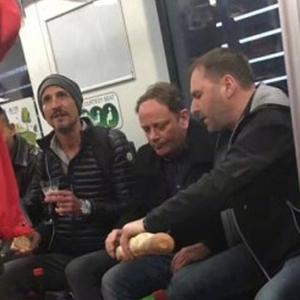 【外国人上海地铁大肆吃喝 竟不知该怎么处. 来