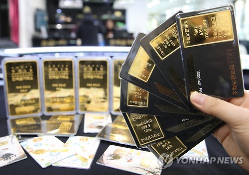 资料图片：韩国黄金交易所销售的小金条（韩联社）