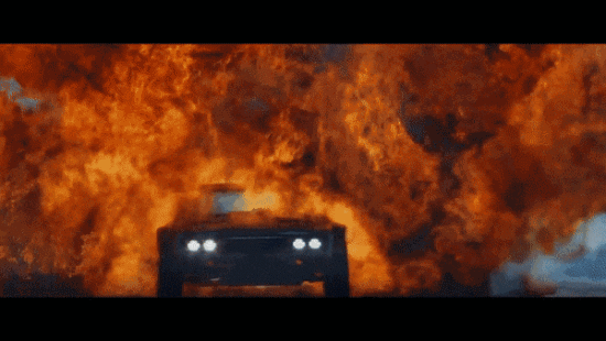 男主角托雷托开车冲出火云的一刻
