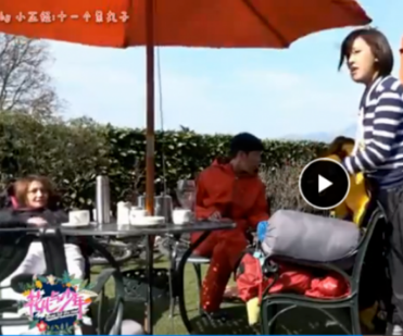 郑爽和杨洋在登山路上交流不多,毕竟前一晚杨洋刚经历走丢,心里肯定还有小疙瘩,但是和郑爽的关系也没那么差。