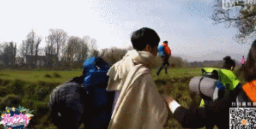 登山一开始的队伍本来是这样的:宁静走在前面,许晴和井柏然走在后面,再往后是郑爽。