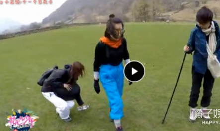 她低头看了一眼,然后...走了...