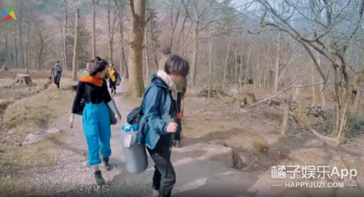 “10小时无剪辑视频”大部分都很无聊,就是看一群人走路登山。而登山就是杨洋走丢的第二天,前一晚郑爽和许晴刚发生了误会和矛盾。