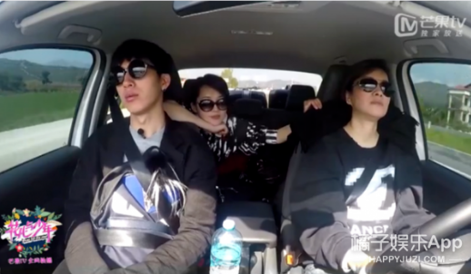 大家上路的时候气氛依然是好的,井柏然一直逗毛阿敏和许晴,三个人聊电影,还聊了唱歌市场的没落,聊了羽泉组合,反正欢欢笑笑的,特别好。