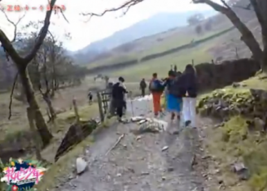 但能看出郑爽还是想和许晴套近乎的,后面一个小时因为导游要殿后,郑爽就总是走在毛阿敏和许晴旁边。