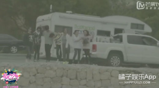 感觉井柏然去房车坐,对许晴的影响有点大。
因为第二次停车,集体下车拍照的时候,许晴又开始寻找井柏然了。