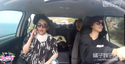 然而,行李车里的毛阿敏和许晴在没有了井柏然之后变的特别沉默无聊。