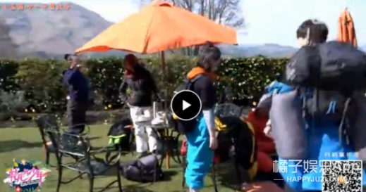 郑爽:你(井宝)给杨洋点能量棒吃。你(杨洋)在前面带路再不多吃点,一会脑子供血不足,把路带错了。(虽然话说的怪怪的,但是爽妹子式关心啊)