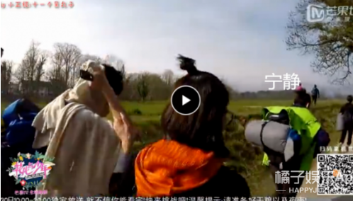 郑爽:你就别了,就边走边吃,大家都一个个饱饱的,可别当那没心眼的小孩儿了,赶快整点吃的吃吧。
杨洋:没事,真的没事。