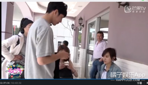 小井和宁静也过来了,郑爽问小井,在加油站买了东西,要不要算下账,于是小井就坐下,边吃冰棍边和大家聊天。