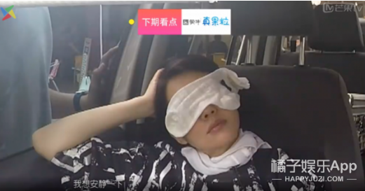 井柏然叫许晴下车吃饭,在车窗外跟她讲话,可她任性不开门,把袜子放在脸上,说“我想安静一下”