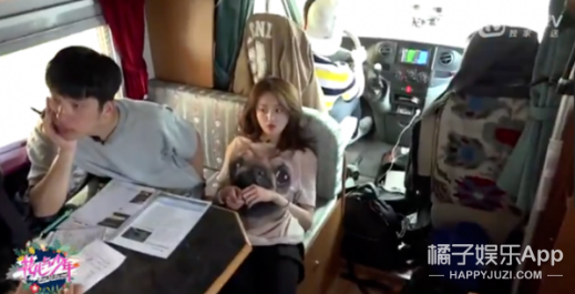 这时候,很明显的听到许晴麦克里的声音“小井还没回来啊?又和他们聊上了啊?”