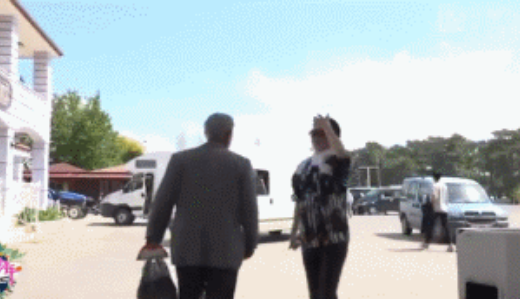 许晴说自己在便利店等着。