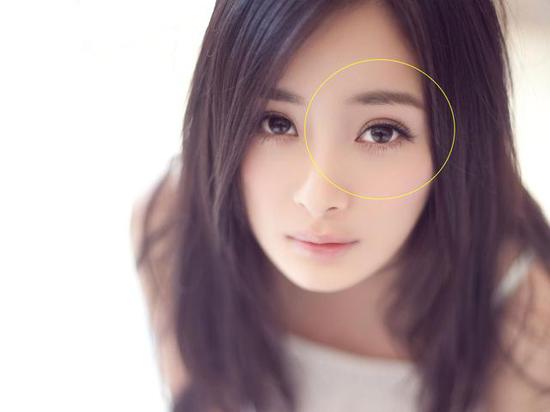 模特的时候杨幂还是内双,再到仙剑三的时候眼睛就开始有了变化,眼皮已经变宽,但是闭眼的时候还没有像现在bug这么多。