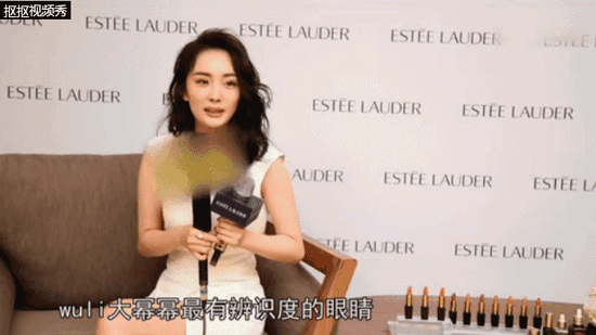 接受采访的时候不仅眼睛奇怪,嘴巴也怪怪的。