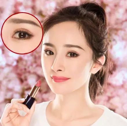 看看她前段时间的双眼皮贴。