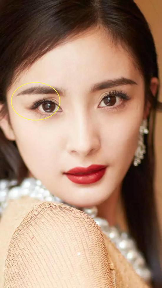 知识点:双眼皮贴不仅能改变单眼皮和肉肉眼,也可以调节不够对称或者形状不完美的双眼皮。所以即使是女明星们,也需要它来帮忙让眼睛整体更完美,是自己更上镜。