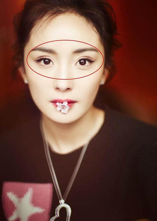 再接着拍摄画报时的双眼皮越变越宽,而且形状也……