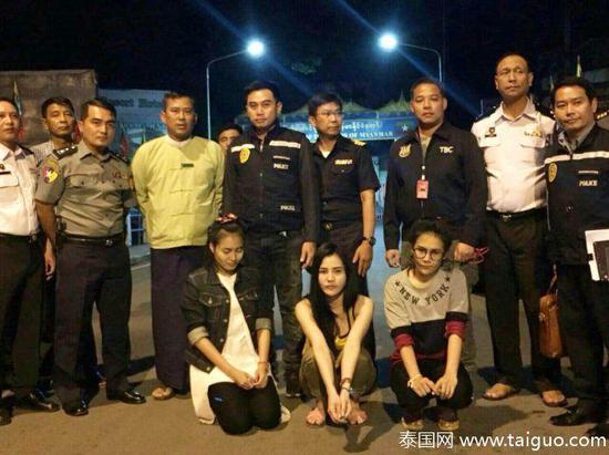 据报道,22岁瓦里莎拉和丈夫结婚没多久,在一间酒吧担任公关。5月25日一名农夫在树林中发现瓦里莎拉的尸体,马上报警。警方发现,她的尸体被从腰部斩成两半,再被装入塑料袋塞进桶里,警方靠着左乳上的刺青判断出身份。警方调查得知,瓦里莎拉的一名女同事Preaw平时和她交恶。原来女同事的男友因贩毒入狱,一直认为是瓦里莎拉告的密,所以长久以来怀恨在心,早就预谋想杀人。图为受害者。