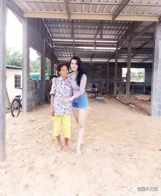 图为preaw之前跟妈妈的合照。