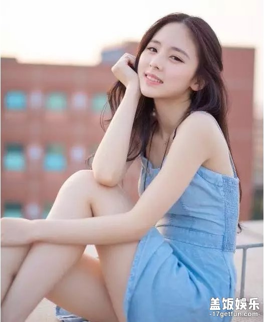 第九位,厦门大学校花程熙媛。
气质出众,天蓝色的吊带裙衬得肤若凝脂,整个人看起来无限美好。