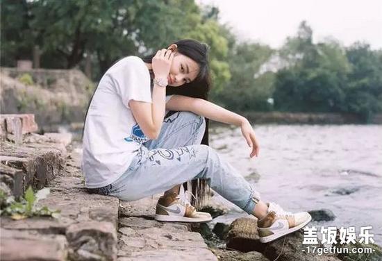 第七位,武汉大学校花黄灿灿。
这位估计大家再熟悉不过了,经常可以看到她的新闻。吴倩的学妹,走的是森女范,清丽脱俗、温柔漂亮。但其实她男孩子性格,大大咧咧。现在也进入了娱乐圈,演了几部戏不太有火花。