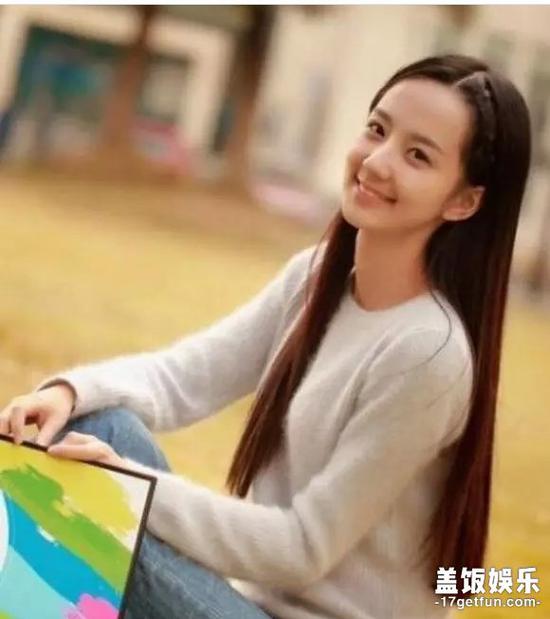 第八位,武汉音乐学院校花许晓诺。
干净甜美的笑容,简单的毛衣和牛仔裤,仿佛不食人间烟火的小仙女。2015 年,参与湖南卫视芒果 TV 参加真人秀《完美假期》一战成名,也败了许多好感。2016 年,参演个人首部电视剧《半妖倾城》。