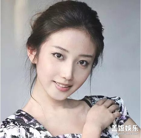 第十位,北京大学校花袁佳怡
2013 年世界葡萄酒皇后中国区总决赛在广州落幕 , 北大校花袁佳怡加冕冠军 , 成为中国首位葡萄酒皇后 ,。跟别的校花不同的是,袁佳怡作风大胆且敢爱敢炫,是最具争议的校花。