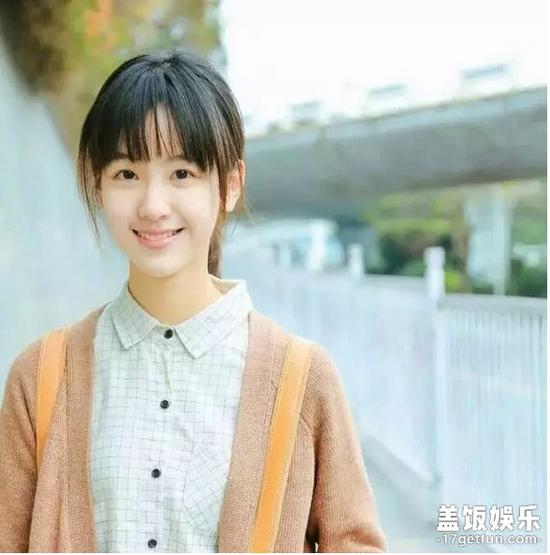 第二位,南京航天航空大学校花陈都灵。
现在开始做演员,代表作《左耳》、《求婚大作战》。独一无二的清冷学院风,让陈都灵在娱乐圈也是占据了一席之地。日系的小清新风格最适合她,甜美无敌,反而浓妆下的陈都灵泯然众人。