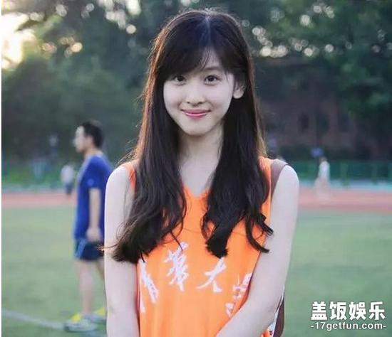 第一位,清华大学校花章泽天。
奶茶妹妹,知名度最高的校花。毕业于清华大学,嫁给刘强东。以清纯著名的奶茶妹妹,皮肤白皙,笑容甜美,怪不得横扫宅男届。