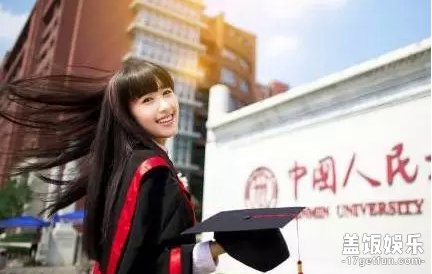 第六位,中国人民大学校花康逸琨。
当初就是这张毕业照让人大的官网瘫痪,妹子没有进娱乐圈,而是选择了深造,现就读于中国人民大学读研究生。齐刘海飘逸的长发,像极了心中的校花形象。