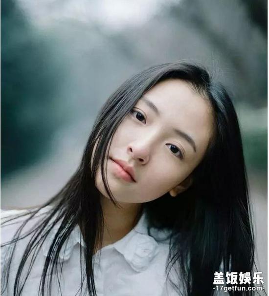 第四位,武汉大学校花吴倩。
也是清纯的邻家女孩,干净的气质让人过目难忘。现在做演员也是很用心,和鹿晗、古力娜扎合作的大 IP 巨作《择天记》已经上映。