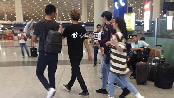 黄子韬豆得儿机场互换衣服