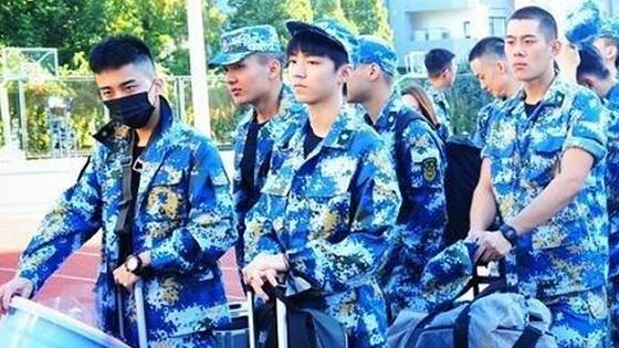 王俊凯军训照曝光一身酷迷彩