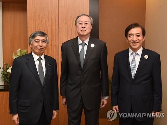 资料图片:2015年9月6日,在土耳其安卡拉,韩中日三国外长在G20财长与央行行长会上会晤。左起依次为日本央行行长黑田东彦、中国央行行长周小川和韩国央行行长李柱烈。(韩联社/韩国银行提供)
