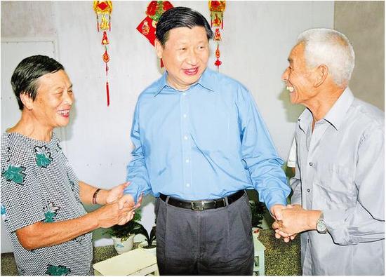 2006年9月21日,习近平在舟山普陀区东极岛调研并看望慰问当地渔民。浙江新闻客户端 记者 周咏南 摄