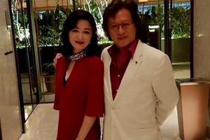 “双儿”陈少霞红色V领礼服知性优雅